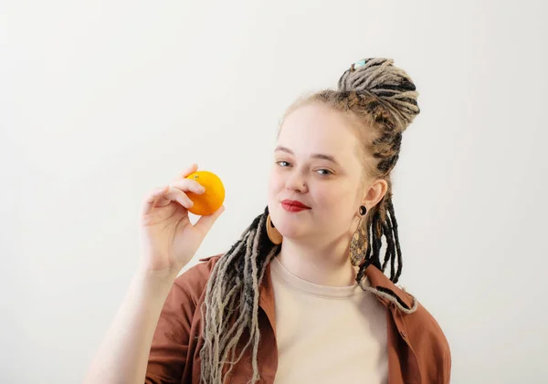 Jonge Vrouw Met Oranje Witte Achtergrond — Stockfoto