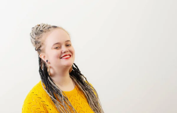 Mujer Joven Con Rastas Suéter Amarillo Sobre Fondo Blanco —  Fotos de Stock
