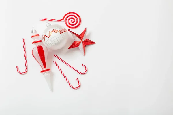 Κόκκινα Και Λευκά Χριστουγεννιάτικα Στολίδια Λευκό Φόντο — Φωτογραφία Αρχείου