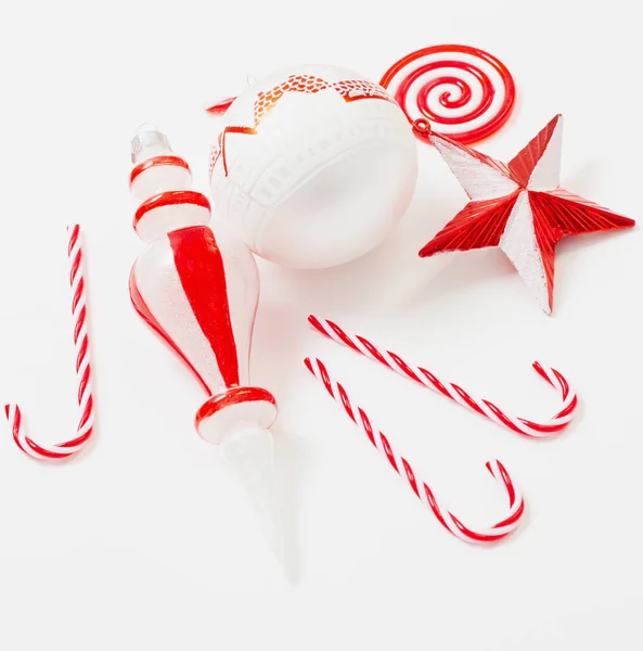 白を基調とした赤と白のクリスマスの装飾 — ストック写真