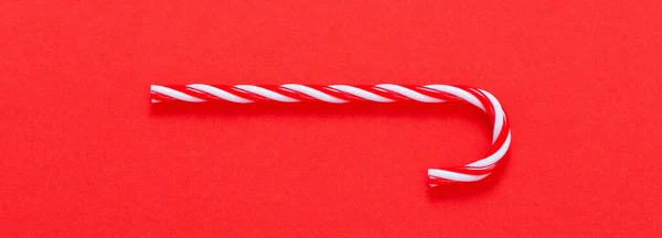 红色背景的圣诞条纹玩具手杖 — 图库照片