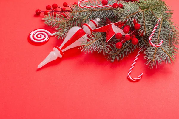 Kırmızı Arkaplanda Noel Süslemeleri — Stok fotoğraf