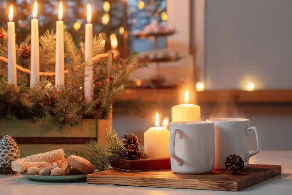 Copos Brancos Com Bebida Quente Decorações Natal Casa — Fotografia de Stock