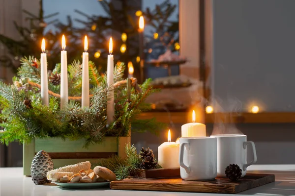 Fehér Csésze Forró Itallal Karácsonyi Dekorációval Otthon — Stock Fotó