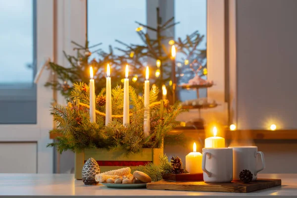 家里有热饮和圣诞装饰品的白色杯子 — 图库照片