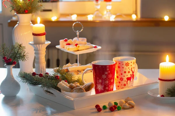 Decoración Navidad Tazas Rojas Con Bebida Caliente Cocina —  Fotos de Stock
