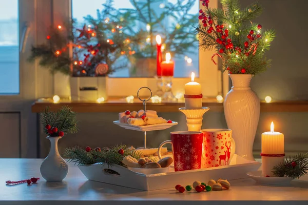 圣诞节装饰和红色杯子 厨房里有热饮 — 图库照片