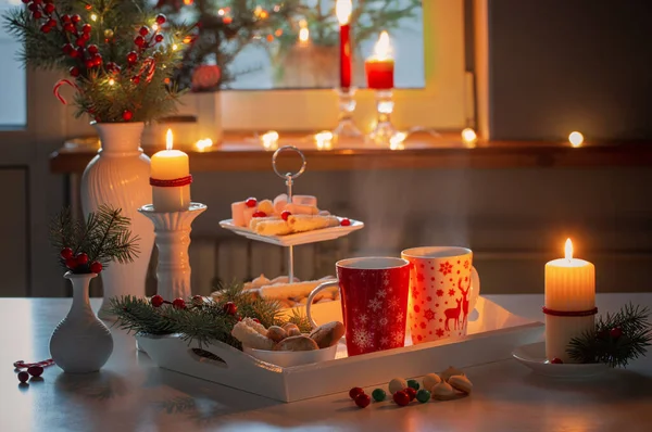 Рождественский Декор Красные Чашки Горячим Напитком Кухне — стоковое фото