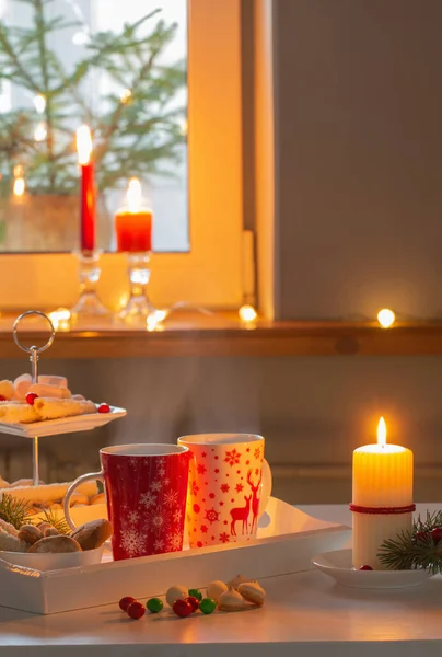 Χριστουγεννιάτικη Διακόσμηση Και Κόκκινα Φλιτζάνια Ζεστό Ρόφημα Στην Κουζίνα — Φωτογραφία Αρχείου