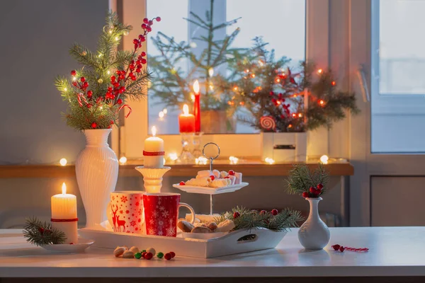 Décor Noël Tasses Rouges Avec Boisson Chaude Sur Cuisine — Photo