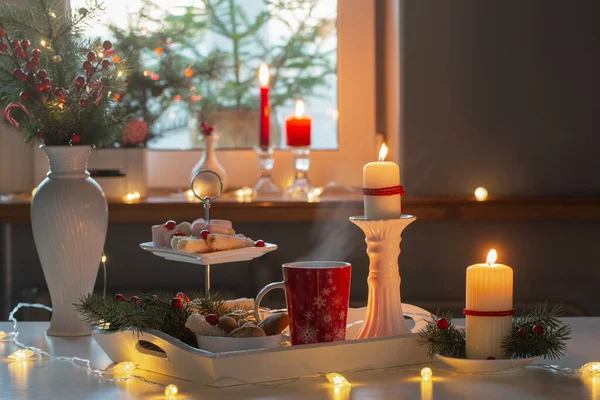 Jul Inredning Och Röda Koppar Med Varm Dryck Köket — Stockfoto