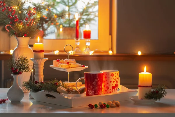 Noel Dekoru Mutfakta Sıcak Içecek Olan Kırmızı Bardaklar — Stok fotoğraf