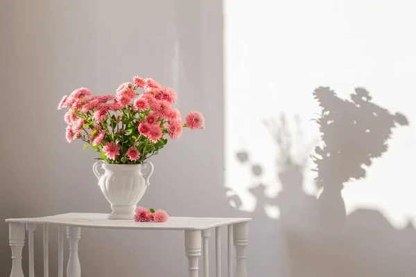 Crisantemos Rosados Jarrón Blanco Sobre Interior Blanco — Foto de Stock