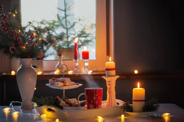 Wystrój Świąteczny Czerwone Kubki Gorącym Napojem Kuchni — Zdjęcie stockowe