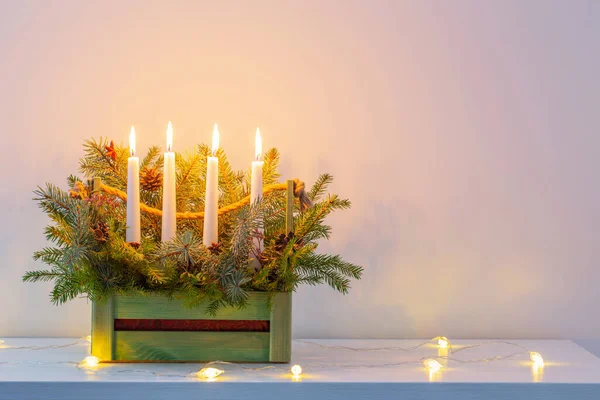 Advent Decoratie Met Sparren Takken Vier Brandende Kaarsen Houten Mand — Stockfoto