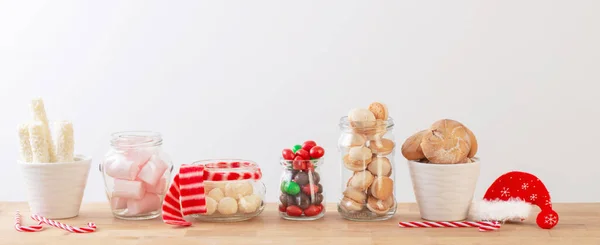 Bonbons Noël Biscuits Dans Des Pots Sur Une Étagère Bois — Photo