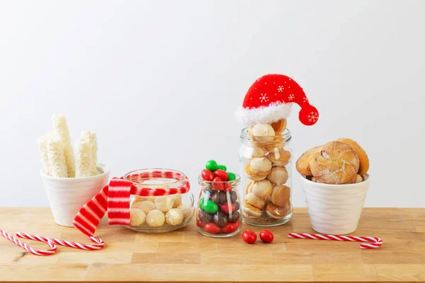 Świąteczne Cukierki Ciasteczka Słoikach Drewnianej Półce Białym Tle — Zdjęcie stockowe