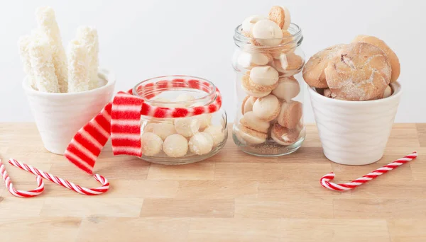 Weihnachtsbonbons Und Plätzchen Gläsern Auf Holzregal Auf Weißem Hintergrund — Stockfoto
