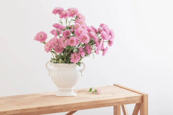 Růžové Chryzantémy Bílé Váze Bílém Interiéru — Stock fotografie