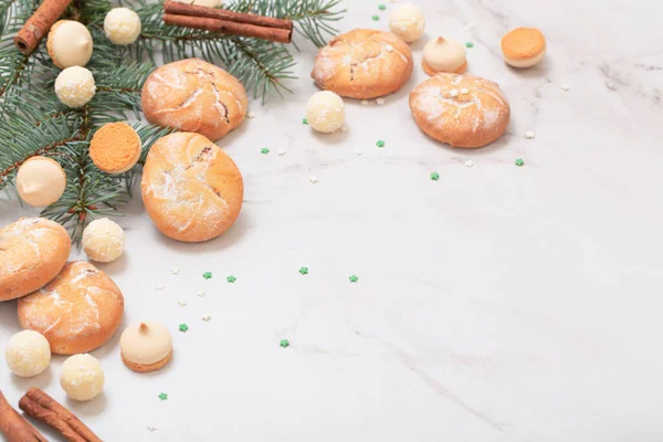 Caramelos Galletas Con Ramas Árbol Navidad Sobre Fondo Mármol Blanco — Foto de Stock