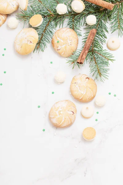 Snoepjes Koekjes Met Kerstboomtakken Witte Marmeren Achtergrond — Stockfoto