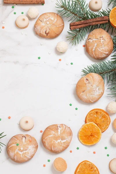 Caramelos Galletas Con Ramas Árbol Navidad Sobre Fondo Mármol Blanco —  Fotos de Stock