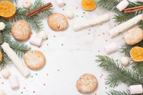Bonbons Und Plätzchen Mit Weihnachtsbaumzweigen Auf Weißem Marmorhintergrund — Stockfoto