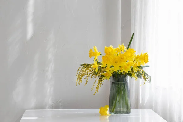 Flores Amarillas Primavera Jarrón Vidrio Sobre Fondo Blanco — Foto de Stock