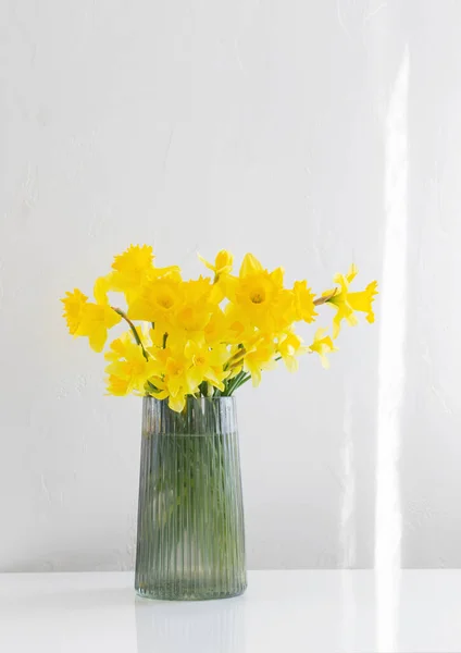 Narcisos Primavera Amarelo Vaso Vidro Fundo Branco — Fotografia de Stock