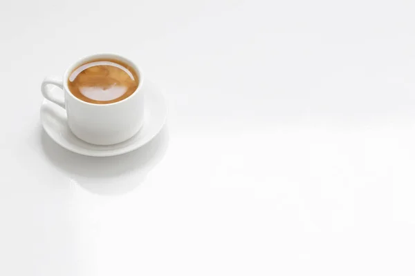 Beyaz Fincan Kahve Beyaz Masada — Stok fotoğraf