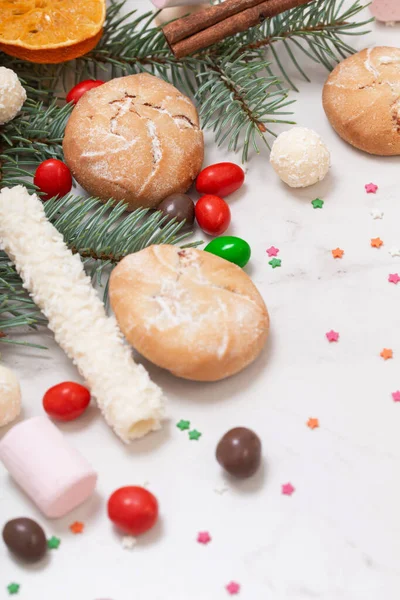 Bonbons Biscuits Avec Branches Arbre Noël Sur Fond Marbre Blanc — Photo