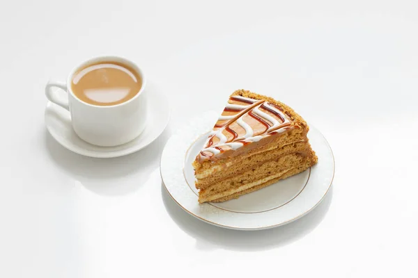 Filiżanka Kawy Kawałek Ciasta Białym Stole — Zdjęcie stockowe