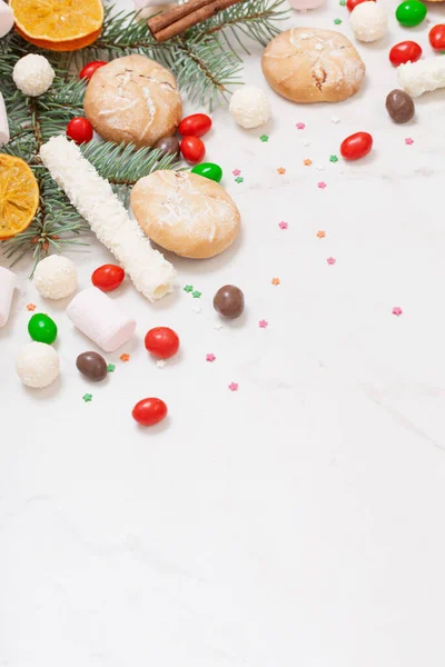 Caramelle Biscotti Con Rami Albero Natale Sfondo Marmo Bianco — Foto Stock