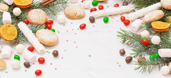 Caramelle Biscotti Con Rami Albero Natale Sfondo Marmo Bianco — Foto Stock