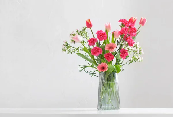 Rózsaszín Tavaszi Virágok Üveg Modern Váza Fehér Háttér — Stock Fotó