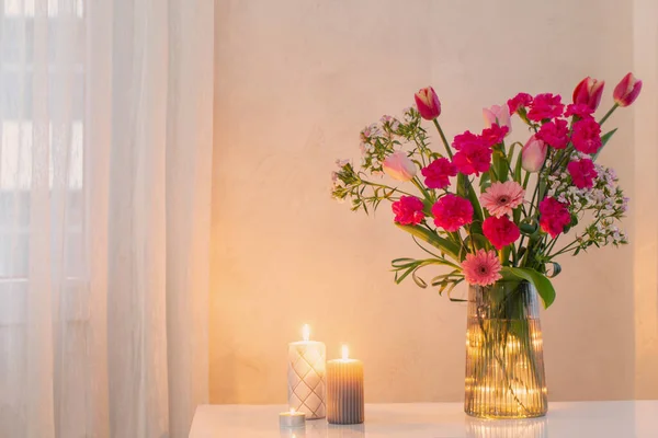 Ροζ Λουλούδια Γυάλινο Μοντέρνο Βάζο Κεριά Που Καίγονται Στο Λευκό — Φωτογραφία Αρχείου