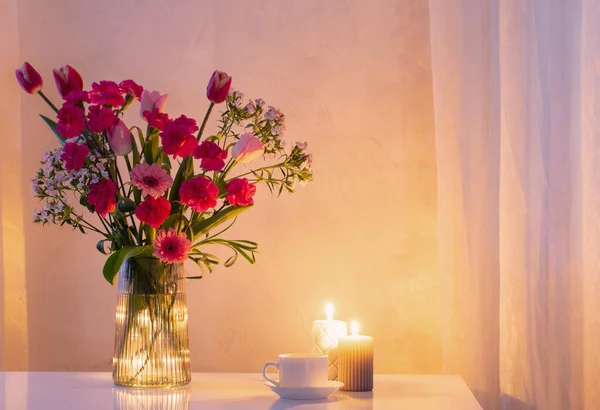 Flores Rosa Vaso Vidro Moderno Com Velas Chamas Interior Branco — Fotografia de Stock