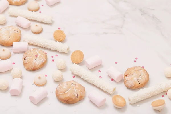 Cukierki Ciasteczka Białym Tle Marmuru — Zdjęcie stockowe