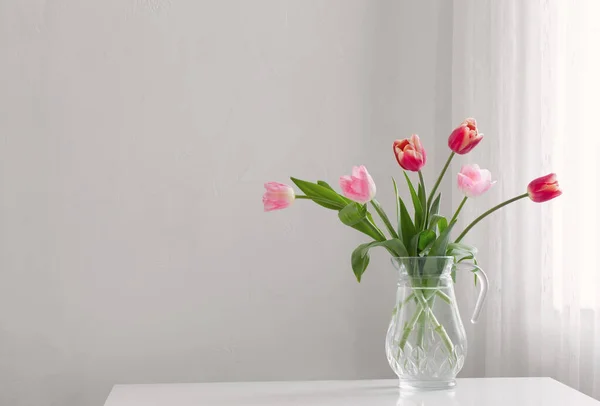 Tulpen Glazen Vaas Witte Achtergrond — Stockfoto