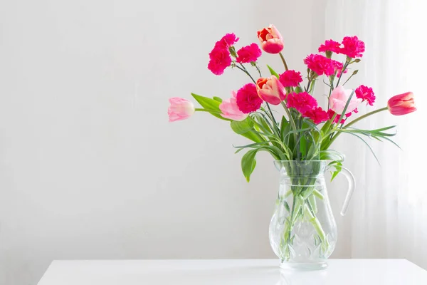 Rosa Våren Blommor Glas Kanna Vit Bakgrund — Stockfoto