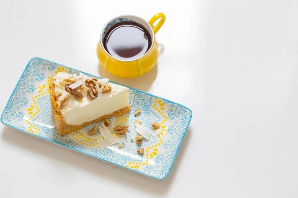 Taza Café Amarillo Con Tarta Queso Mesa Blanca —  Fotos de Stock