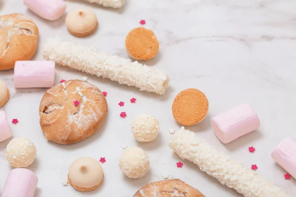 Bonbons Biscuits Sur Fond Marbre Blanc — Photo