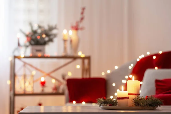 Kırmızı Renkte Noel Dekoru Evde Yanan Mumlar — Stok fotoğraf