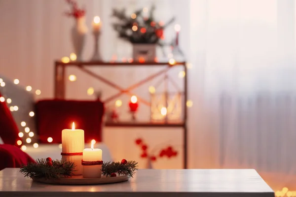 Weihnachtsdekor Roter Farbe Mit Brennenden Kerzen Hause — Stockfoto