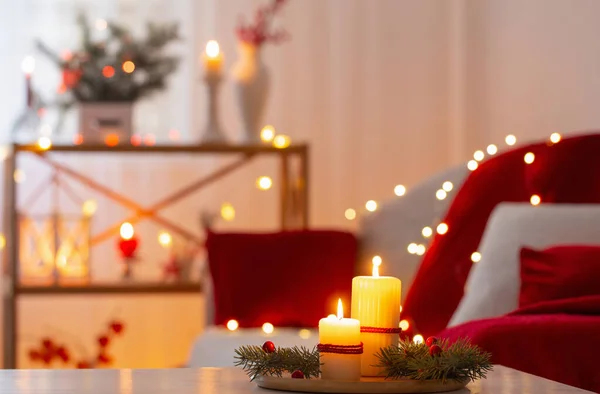 Decoración Navidad Color Rojo Con Velas Encendidas Casa — Foto de Stock