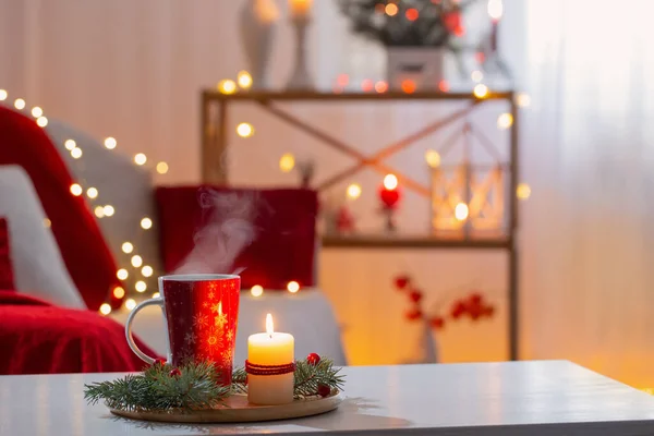 Evde Beyaz Kırmızı Renklerde Noel Süslemeleri Olan Bir Fincan Sıcak — Stok fotoğraf