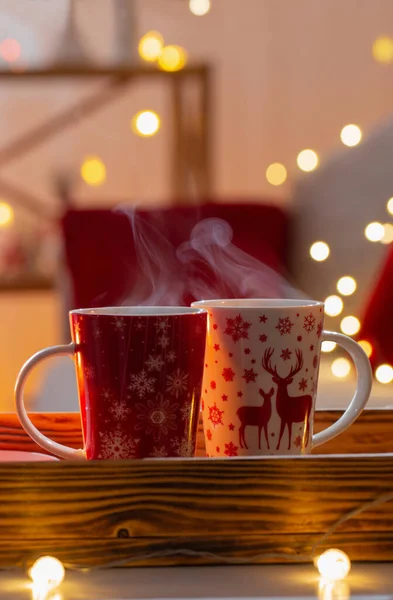 家中一杯红白相间的热饮料 上面有圣诞装饰品 — 图库照片