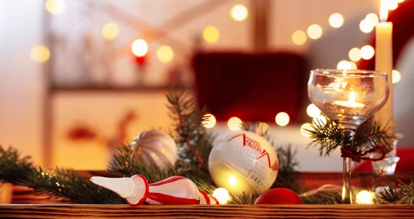 Decoração Natal Cor Vermelha Com Velas Chamas Casa — Fotografia de Stock