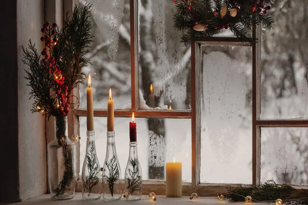 背景木窗上的圣诞装饰 — 图库照片