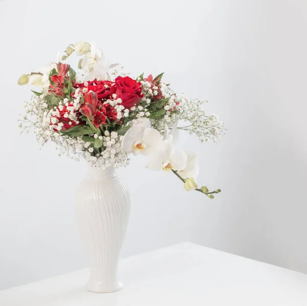 Roter Und Weißer Strauß Der Vase Auf Weißem Hintergrund — Stockfoto